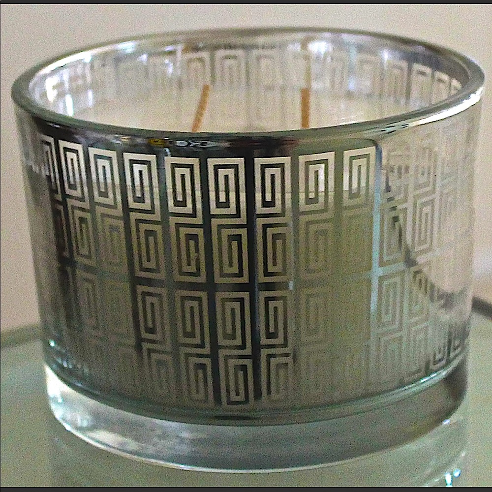 DW HOME CANDLE SANDALWOOD MYRRH RICHLY SCENTED NEW